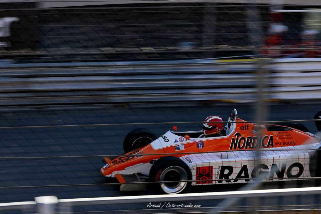 Découvrez cette photographie exclusive de l'Arrows A5 (1981) en action lors du Grand Prix Historique de Monaco 2026. Ce cliché "Fine Art" met en lumière la monoplace de Marc Surer avec ses sponsors emblématiques Ragno et Nordica. Travail artistique sur le mouvement (effet de filé) et la colorimétrie pour sublimer l'héritage mécanique de la Formule 1 des années 80. Tirage haute définition disponible sur octo-art-audio.com.