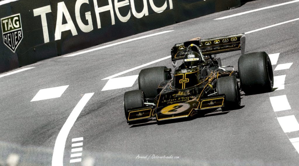 Formule 1 vintage Lotus 72 livrée John Player Special noire et or numéro 2 en course