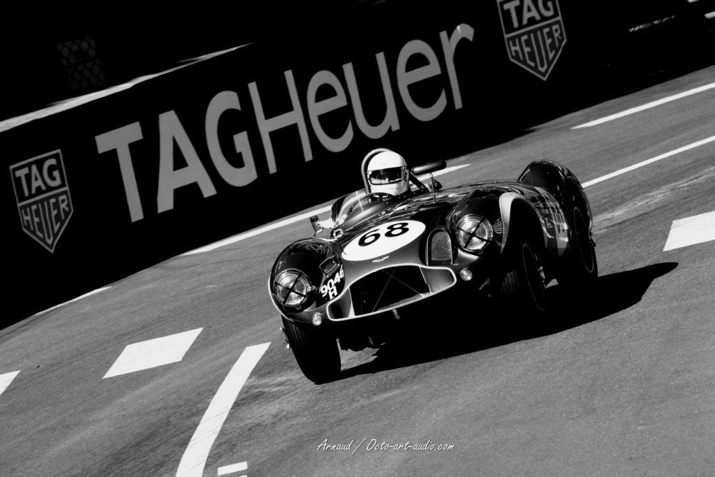 oiture de sport classique Grand Prix Monaco Historique 2026 virage Bureau de Tabac ombre et lumière.
