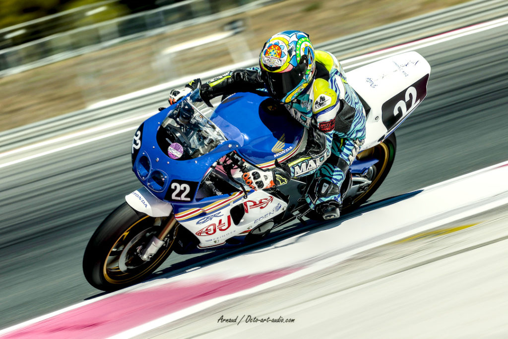 Photo en filé d'une moto de course Honda CBR numéro 22 lors du Bol d'Or Classic 2025 au Castellet, pilote en position aérodynamique sur la piste.