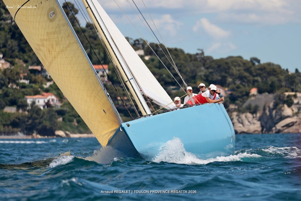 Voilier de tradition 12mJI Kookaburra II KA-12 naviguant au près dans la rade de Toulon lors de la Toulon Provence Regatta 2026 | Photo d'art Octo Art Audio.