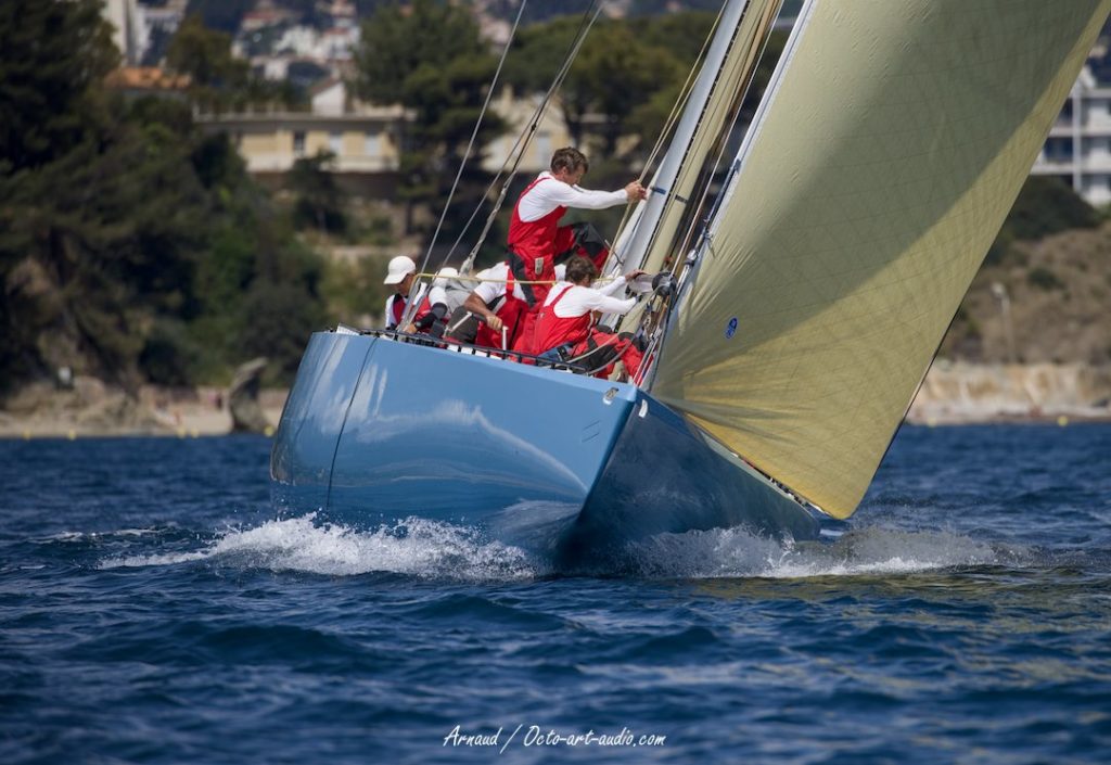 Le 12mJI Kookaburra en pleine gîte, équipage en rouge et voiles jaunes, lors de la Toulon Provence Regatta 2026.