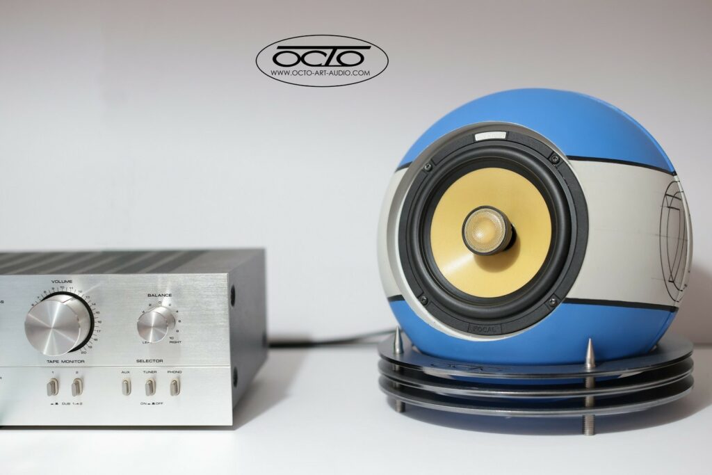 Enceinte sphérique haut de gamme Octo 300 Édition Racing de face avec amplificateur AKAI hi-fi vintage.