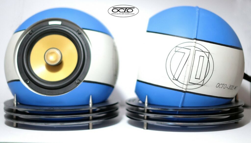 Enceinte sphérique Octo 300 #1 Édition Racing vue de face et de profil mettant en valeur le numéro 70.
