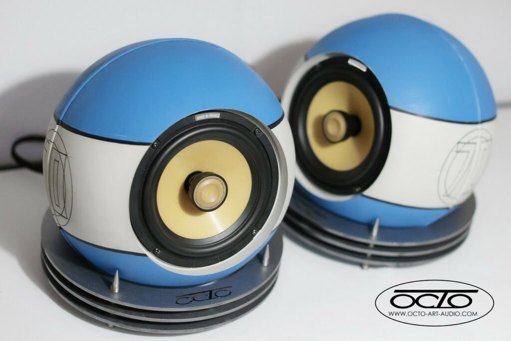 Vue en plongée d'une paire d'enceintes acoustiques Hi-Fi sphériques avec design Art Octo 300 Édition Racing sur fond blanc.