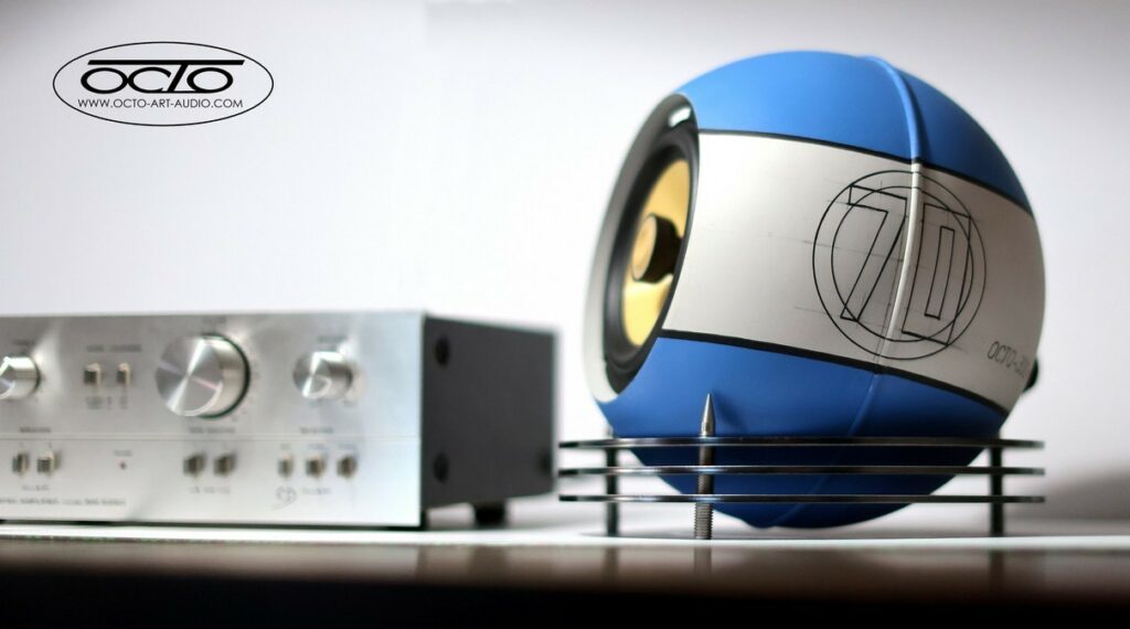 Photo de l'enceinte design sphérique Octo 300 #1 avec un marquage Art graphique contemporain numéro 70.