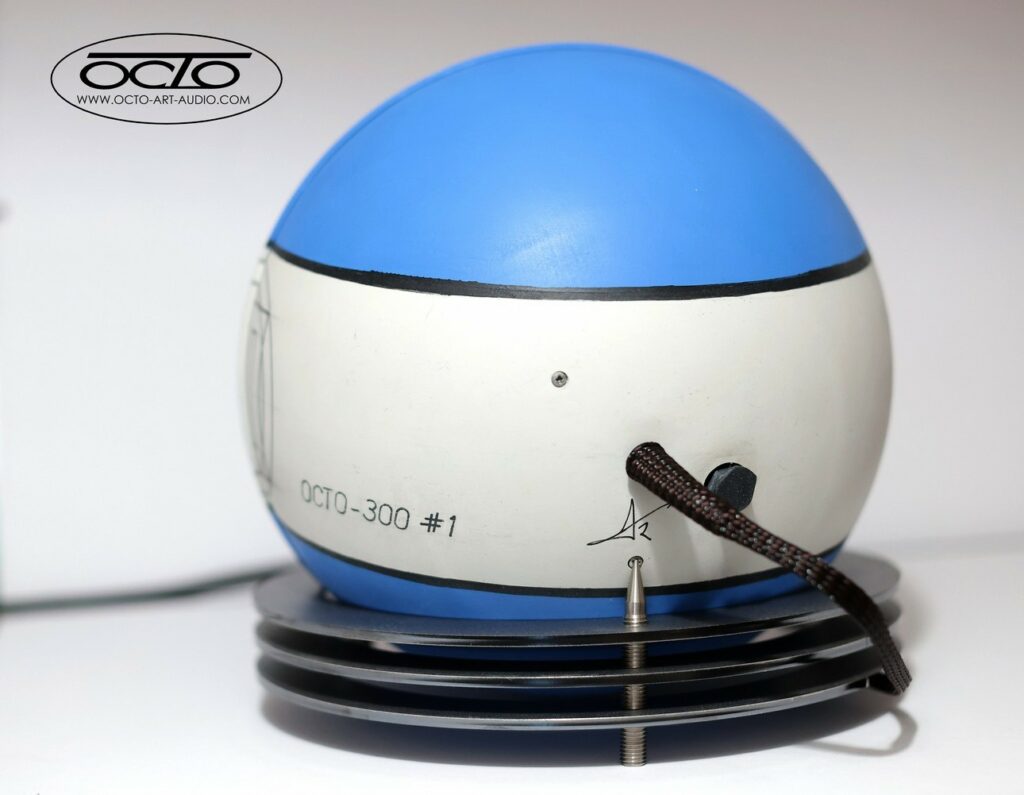 Vue arrière centrée de l'enceinte sphérique artisanale Octo 300 #1 Édition Racing.