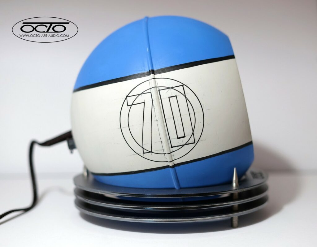 Profil d'une enceinte sphérique de salon Octo 300 Édition Racing avec le numéro vintage 70.