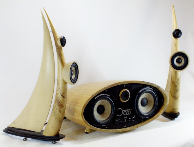 OCTO 600 high-end acoustic speaker with integrated subwoofer front firing design