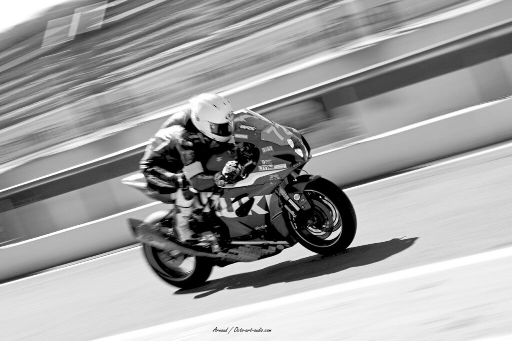 Effet de file en noir et blanc d'une moto de course plein angle au Bol d'Or 2026