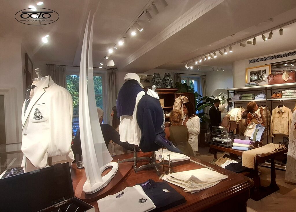 Sculpture d'art nautique OCTO 1600s par OCTO Art Audio acquise par Ralph Lauren pour sa boutique Place des Lices à Saint-Tropez.