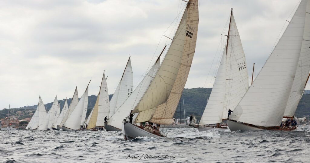 Départ de la flotte des voiliers de tradition lors des Voiles de Saint-Tropez 2026 photo OCTO