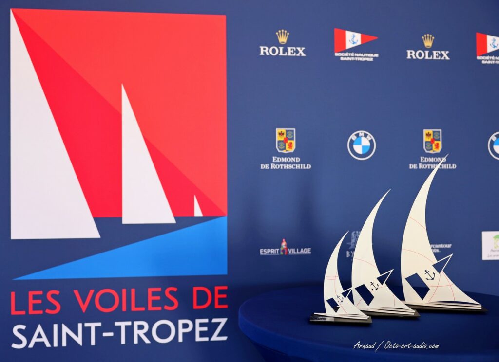Trophées uniques des Voiles de Saint-Tropez 2026 intégrant les couleurs et le drapeau de la SNST par OCTO