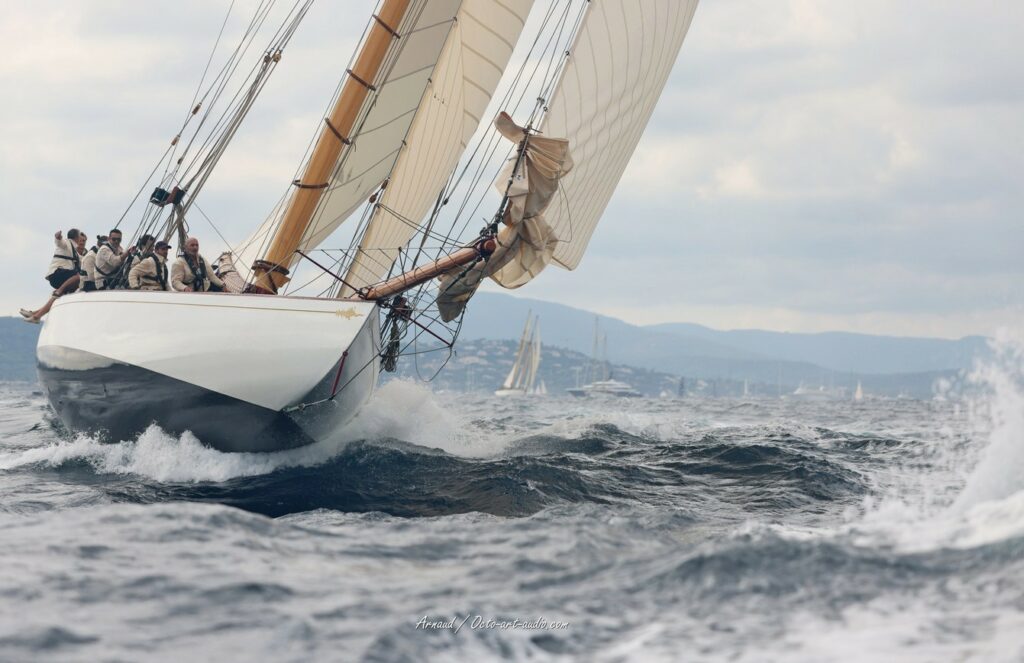 Voilier de tradition gîté en mer lors des Voiles de Saint-Tropez 2026 photo par Arnaud / OCTO