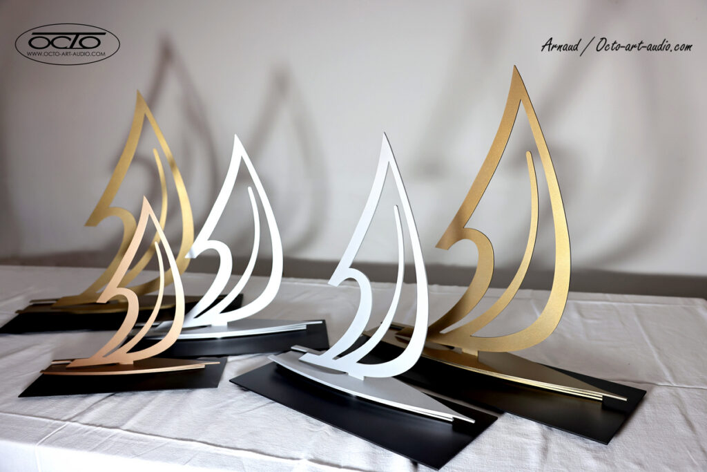 Sculptures de trophées nautiques en métal TP52 design contemporain par OCTO Art Audio