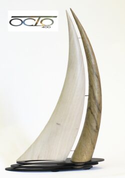 La sculpture OCTO 400s : un voilier élancé en ébénisterie d'art, capturant l'essence et la pureté des lignes nautiques. Sculpture d art contemporain OCTO 400s voilier en bois massif et acier