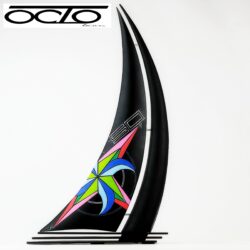 Sculpture d'art OCTO 600s "Fifty Windy" : une œuvre exclusive en édition limitée, dont le design graphique peut être décliné sur le modèle d'enceinte acoustique OCTO 600. Sculpture d art contemporain OCTO 600s Fifty Windy en bois et acier avec voile graphique rose des vents coloree