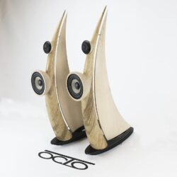 Les enceintes satellites OCTO 600 : un design aérodynamique独évocateur du nautisme pour une restitution sonore spatiale d'exception. Paire d enceintes satellites haut de gamme OCTO 600 en forme de voile bois et acier