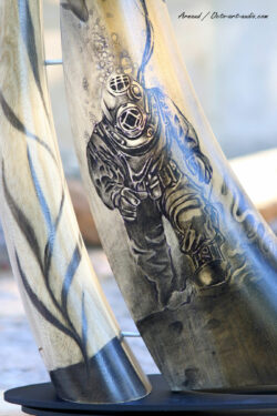 Sculpture OCTO 600s "Atlantis" (600 mm) : une œuvre unique sur commande client, dessinée par un artiste tatoueur et gravée dans le bois. Gravure de scaphandrier par un tatoueur sur la sculpture en bois OCTO 600s Atlantis