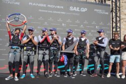 Le trophée exclusif OCTO F50, conçu pour le France Sail Grand Prix de Saint-Tropez, brandi sur le podium par l'équipage vainqueur SailGP USA Remise de prix SailGP Saint Tropez equipe USA sur le podium avec le trophee design OCTO F50