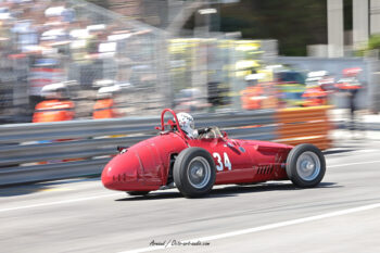 La vitesse pure au Grand Prix de Monaco Historique : gros plan sur la monoplace rouge n°34 en pleine action. Photographie dynamique d'une voiture de course classique rouge portant le numéro 34 lors du Grand Prix de Monaco Historique, capturée par le photographe Arnaud d'Octo Art Audio.
