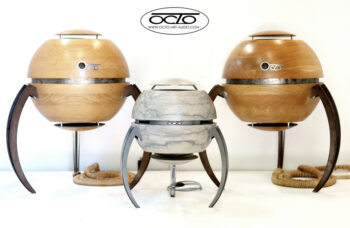 Harmonie de formes : l'enceinte Octo 540 entourée par le modèle Octo 800, la signature sculpturale d'Octo Art Audio. Ensemble d'enceintes acoustiques design Octo 800 et Octo 540 créées par Octo Art Audio, illustrant la gamme de sculptures sonores artisanales.