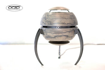 Enceinte acoustique sphérique OCTO 540, une sculpture sonore alliant ébénisterie fine et haute-fidélité. Enceinte acoustique artisanale en bois de forme sphérique sur trépied design