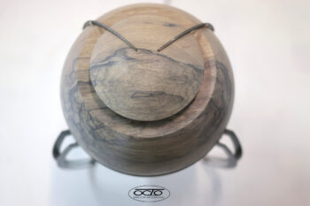 L'esthétique organique du bois de fraké : vue plongeante sur l'enceinte sphérique Octo 540. Vue de dessus de l'enceinte design Octo 540 en bois de fraké, soulignant les veines naturelles et la finition artisanale signée Octo Art Audio.