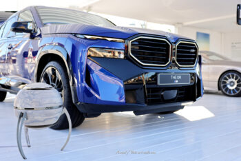 L'excellence acoustique et technologique : l'Octo 540 à l'honneur sur le stand BMW lors des Voiles de Saint-Tropez. Enceinte acoustique design Octo 540 exposée sur le stand BMW pendant les Voiles de Saint-Tropez, création artisanale par Octo Art Audio.