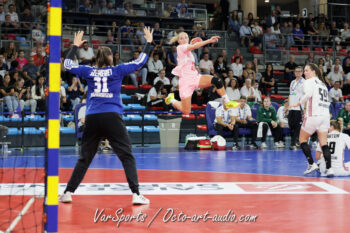 Rencontre internationale amicale entre la France et la Hongrie au Palais des Sports de Toulon, octobre 2024. Match amical France Hongrie de handball féminin à Toulon : tir en suspension d'une joueuse française face à la gardienne hongroise