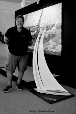 Arnaud, fondateur d'Octo Art Audio, aux côtés de la sculpture Octo 1600s lors de l'exposition au Lounge des Voiles de Saint-Tropez. Arnaud, créateur d'Octo Art Audio, posant à côté de sa sculpture nautique monumentale Octo 1600s (1,60 m) au Lounge des Voiles de Saint-Tropez.