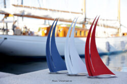 La série Octo 400s : sculptures en métal de 40 cm inspirées par la voile, une interprétation artistique du mouvement par Octo Art Audio. Sculptures en métal Octo 400s en forme de voiles stylisées bleu, blanc et rouge, hauteur de 40 cm, créations artistiques par Octo Art Audio.