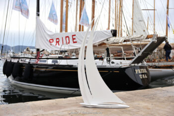 Dialogue entre l'art et la mer : les sculptures d'Arnaud (Octo Art Audio) capturées sur les quais de Saint-Tropez. Sculpture monumentale Octo 1600s de 1,60 m installée sur le quai Saint-Tropez devant le voilier classique Pride of Baltimore, création Octo Art Audio.