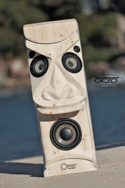 OCTOTEM Tiki Sound System : une véritable sculpture sur bois artisanale fusionnée avec un système sonore haute-fidélité nomade et puissant. Enceinte sculpture Tiki en bois Octotem Sound System au bord de la mer