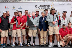 Victoire de Gladiator aux 52 Super Series : le skipper Guillermo Parada porte le Trophée de la Ville de Saint-Tropez créé par Octo Art Audio, aux côtés de Tony Langley. Le skipper Guillermo Parada tenant le trophée en métal noir d'Octo Art Audio au centre du podium des 52 Super Series, aux côtés du propriétaire Tony Langley.