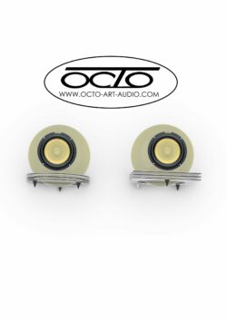 Vue de face technique (rendu CAO) de l'OCTO 300, mettant en valeur l'étude des pointes de découplage acoustique sous les différentes options de socles. Modélisation technique en vue de face de l'enceinte sphérique OCTO 300, montrant l'intégration des pointes de découplage sous les socles circulaires et carrés.