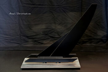 Le Trophée officiel de la Ville de Saint-Tropez conçu par Octo Art Audio, une œuvre d'art célébrant l'aérodynamisme et la course au large. Trophée officiel de la Ville de Saint-Tropez pour le circuit SailGP, sculpture design en métal découpé sur socle en bois créée par Octo Art Audio.