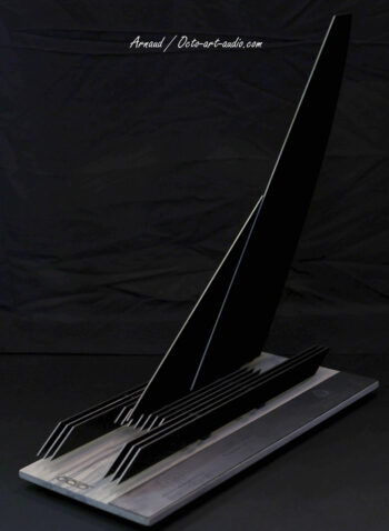 L'élancement et la pureté des lignes du Trophée officiel de la Ville de Saint-Tropez, photographié sous son profil le plus dynamique. Sculpture verticale du Trophée de la Ville de Saint-Tropez pour SailGP, associant une grande aile noire profilée, des lamelles métalliques et un socle en bois gravé par Octo Art Audio.