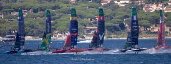 Alignement spectaculaire des équipages internationaux du SailGP dans le golfe de Saint-Tropez. Départ des catamarans F50 volants lors du SailGP de Saint-Tropez 2025