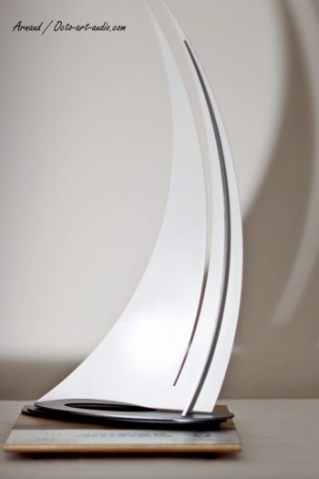 Le design épuré du Trophée de la Ville de Saint-Tropez 2025 mis en valeur sur fond clair. Sculpture de voilure blanche en acier sur socle en bois, Trophée officiel de la Ville de Saint-Tropez par Octo Art Audio.