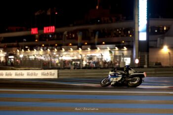 Ambiance nocturne magique lors de l'édition du Bol d'Or Classic 2025. Moto de course ancienne en piste de nuit lors du Bol d'Or Classic 2025 au Circuit Paul Ricard