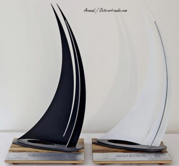 Les deux déclinaisons du Trophée de la Ville de Saint-Tropez réalisés à l'atelier pour les Voiles de Saint-Tropez 2025. Les deux trophées officiels de la Ville de Saint-Tropez 2025 en acier et socle en bois, créations signées Octo Art Audio.