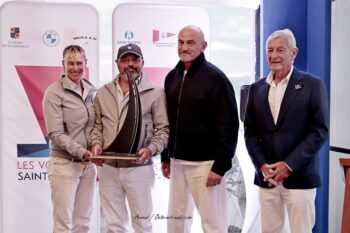 L’équipage de Crazy Diamond et les officiels réunis autour du Trophée de la Ville de Saint-Tropez 2025. Remise officielle du Trophée de la Ville de Saint-Tropez 2025 à l'équipage du Maxi Yacht Crazy Diamond sur le podium.