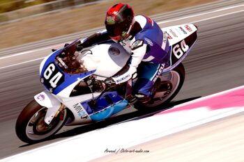 Passage à haute vitesse pour la mythique Suzuki GSX-R #64 aux couleurs Minolta sur le tracé du Castellet. Moto de course classique Suzuki GSX-R numéro 64 Minolta en plein filé sur le Circuit Paul Ricard au Bol d'Or Classic.