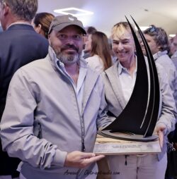 Le Trophée de la Ville de Saint-Tropez 2025 (catégorie Maxi Yacht) remporté par l'équipage de Crazy Diamond. Remise du Trophée de la Ville de Saint-Tropez 2025 en acier et bois au vainqueur Maxi Yacht Crazy Diamond.