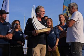 Présentation officielle du trophée perpétuel de l'Hyères Europa Cup (catégorie 12mJI) sur le podium. Zoom sur le trophée de voile en acier et bois de l'Hyères Europa Cup pour la classe 12mJI, création par Octo Art Audio.