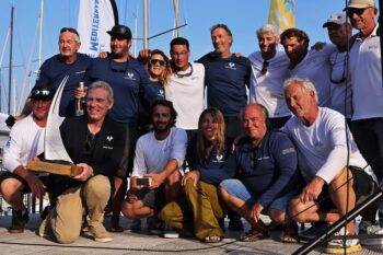 L'équipage vainqueur célébrant sa victoire avec le trophée perpétuel de l'Hyères Europa Cup (catégorie 12mJI), réalisé par l'atelier Octo Art Audio. Remise du trophée Hyères Europa Cup en acier et bois pour la catégorie des voiliers 12mJI, création artisanale par Octo Art Audio.