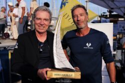 Trophée OCTO 600s France EUROPACUP 2025 remporté par South Austrialia Le proprietaire de South Australia a gauche et le skipper Yann Delplace a droite avec le trophee design OCTO 600s a la Hyeres Europa Cup