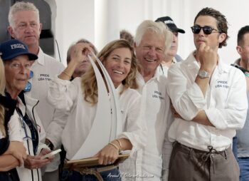 L'équipage du célèbre voilier Pride célébrant sa victoire avec le Trophée de la Ville de Saint-Tropez 2025, signé Octo Art Audio. Remise du Trophée de la Ville de Saint-Tropez 2025 en acier et socle en bois remporté par le voilier Pride aux Voiles de Saint-Tropez.