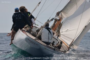 Rainbow III : la passion du yachting classique s'exprime en rade de Toulon. Vue arrière du voilier classique Rainbow III de Marseille naviguant à la Toulon Provence Regatta 2026, équipage au travail sur un pont en bois.